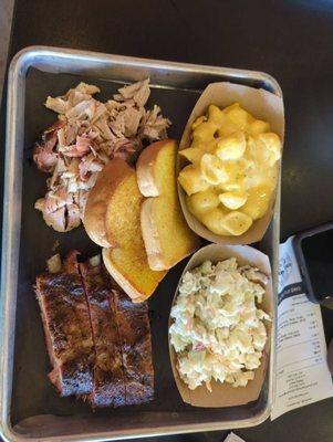 2 meat plate comes with 2 sides we got  Coleslaw and Mac and cheese.