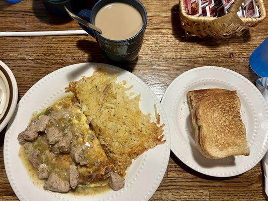 Chile verde omelette, hash browns, and sourdough bread.