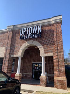 Entrance at the corner of the shopping plaza