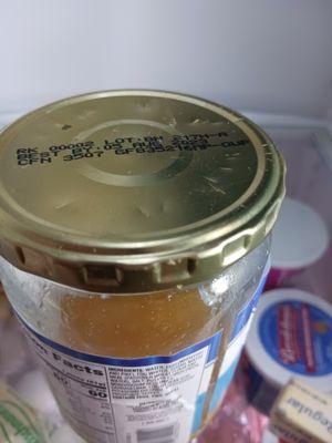 Top ar gefilte fish jar showing best use date of Aug 5, 2023.