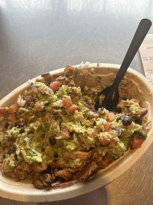 Bowl with white rice,black beans, tomato, chicken, and guac