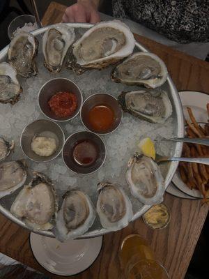 Raw oysters, Blue Points along the top and Minnie Pearls along the bottom.