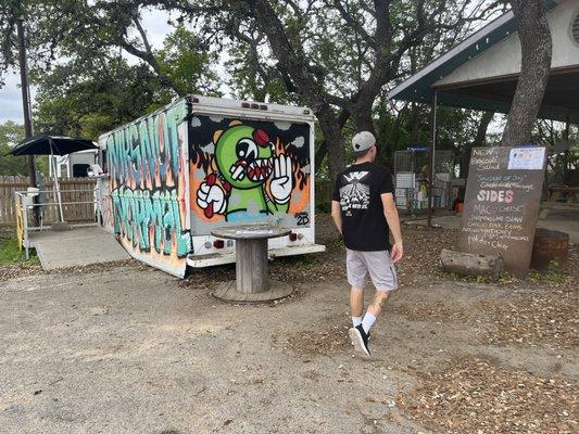 Mozzy up to the food truck to order food.