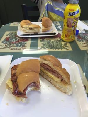 Cozy spot located inside a gas station convenience store. Ham egg and cheese on hard roll was tasty and reasonable.