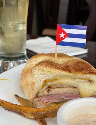 The Cubano sandwich was so good! Paired with the guava cider was awesome. We will definitely be coming back.