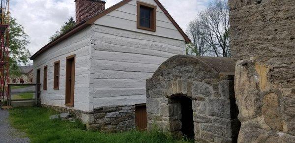 Cabin that most likely housed enslaved people.