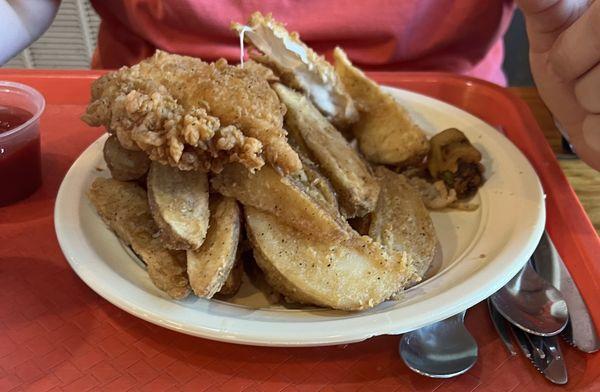 Chicken strips, wedges, okra. Piled.