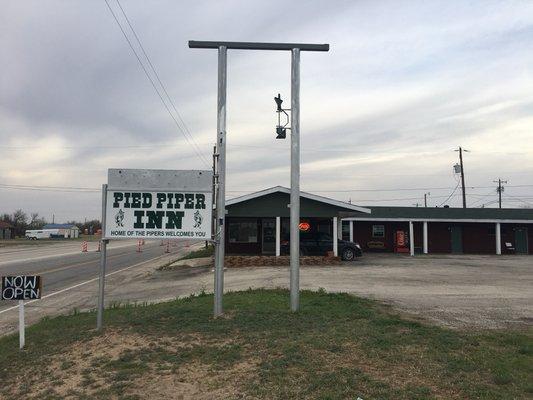 Front view of the motel.