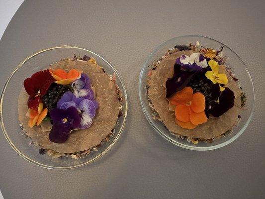 Flower and caviar tart