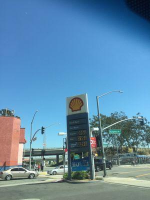 4/01/17 gas is good price plus Ralph's rewards discount