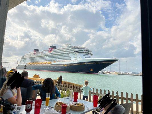 Disney Cruiseliner coming in to dock