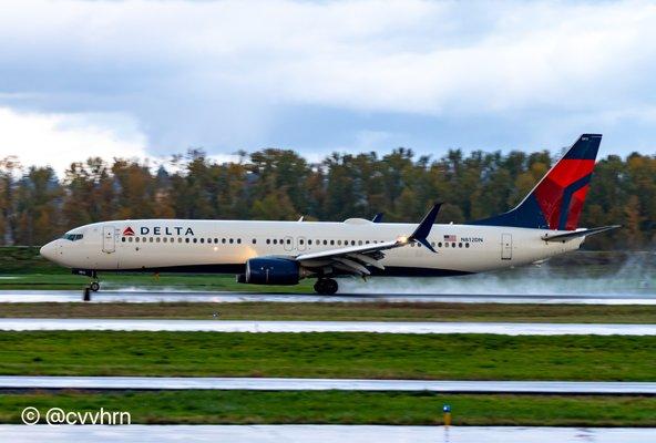 Delta 737-900 landing on a wet day at Portland International