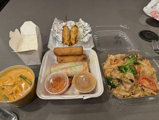 Spicy curry, combo appetizer and pad kee mao with chicken