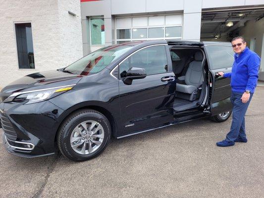 2021 Sienna Hybrid..  What a wonderful smooth & comfortable riding vehicle.