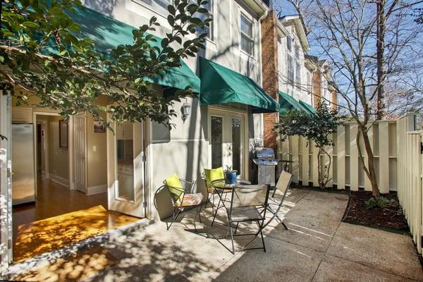 Beautiful Patio for grilling and drinks!