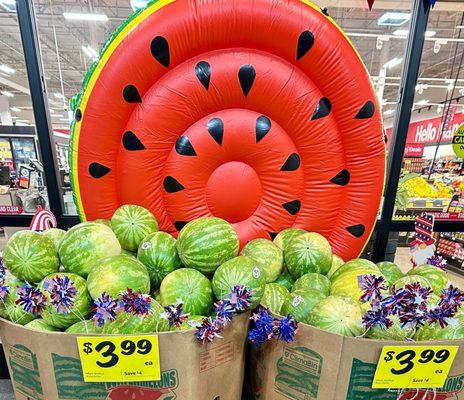 Watermelon smilesヽ(*‿*)ノ and Florida sunshine vibes. I gotta say that's a very good deal ya'll @ Winn-Dixie.