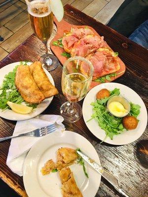 Jamon con tomate, empanadas croquettas and cava!