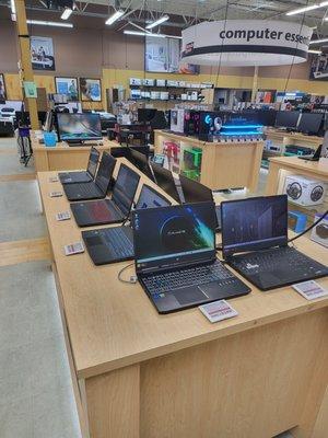 Computer demo table within the computer section of Electronic Express