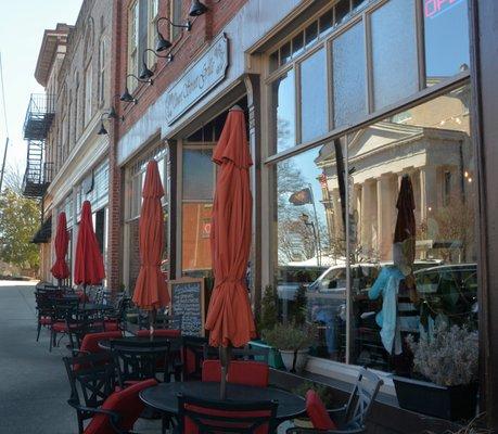 Street Side Dining. Not the reflection of the Court House in the Window