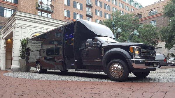 Party bus, luxury transit, Mercedes Benz ss550, SUV Escalade and Town Car ... to serve you're anywhere need!