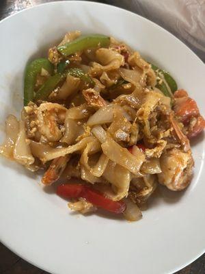 Drunken noodle with Shrimp, lunch special portion... PLENTY!