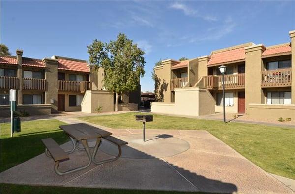 Acacia Pointe Apartments in Glendale, AZ - BBQ and Picnic Area