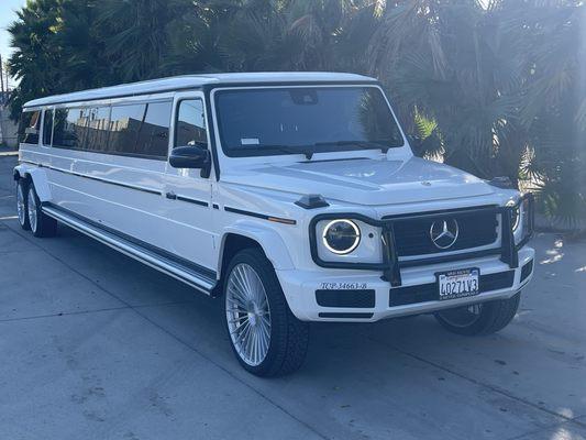 2024 Mercedes G550 Limo 18 pass