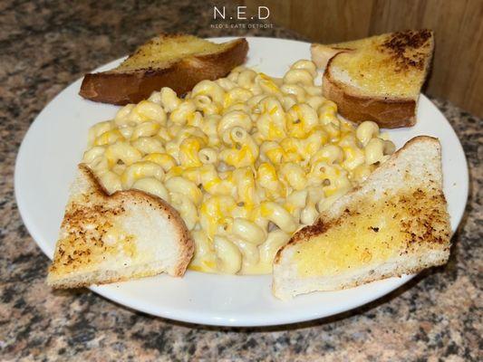 Mac and Cheese with Garlic Bread