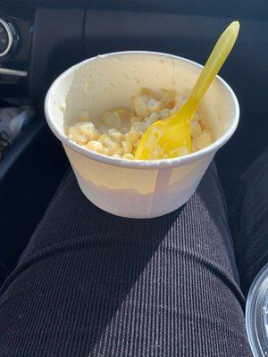 Elote con crema, mayonesa, y queso.