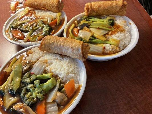 The stellar L18 Mixed Veg w garlic sauce, white rice and an egg roll. Yes, great and delicious things do come in threes.