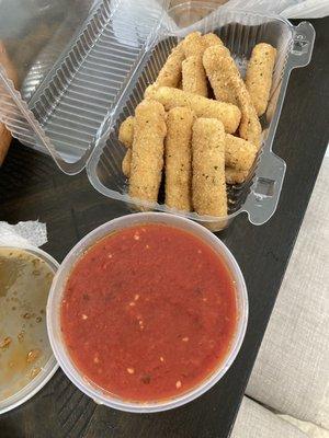 15pc Mozzarella Sticks Tub of sauce