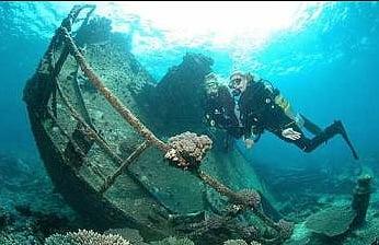 Scuba Diving the Wrecks of the Gulf in the Advanced Open Water Course