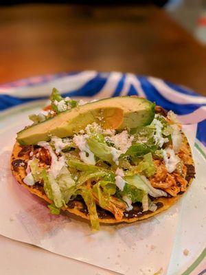 Tostada con Tinga de Pollo!