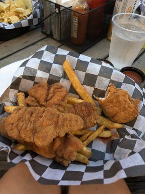 Chicken fingers w fries