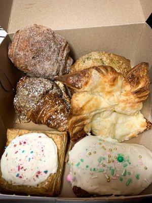 Random pastry box $25