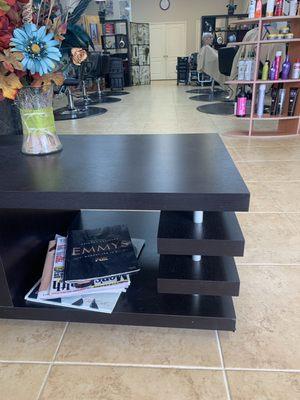 Magazine table / middle walkway