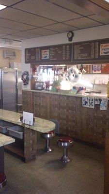 Love the old-fashioned diner vibe!