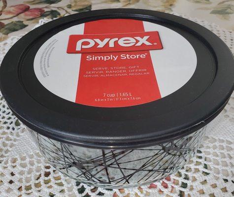 I love Pyrex!  Found this gem for $7 today.