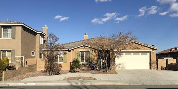 Front yard before being re-landscaped by Designer's Touch.