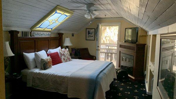 Cozy Lighthouse room. Comfortable  bed, very quaint.