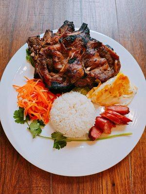 Grilled pork chops w. fried egg and sausage rice