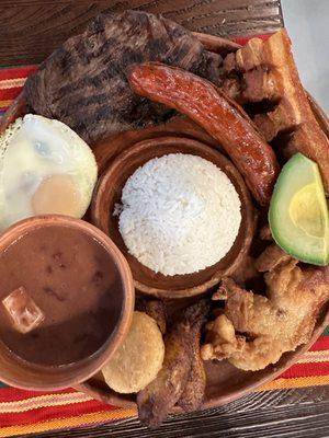 Bandeja Paisa Tipico plato Colombiano, con huevo, carne o pollo , chicharron, arroz, chorizo, frijoles