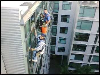 Window washing in Long Beach