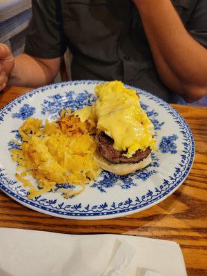 Eggs Benedict with scrambled eggs instead of the eggs he expected.