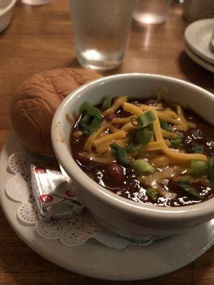 Vegetarian chili with dinner roll