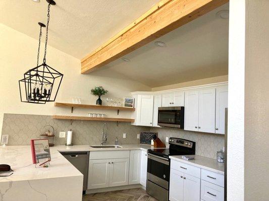 Creek cabin, huge full kitchen