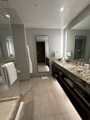 Beautiful modern bathroom.