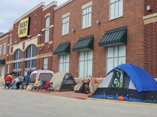 black friday line forming