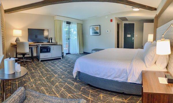 Spacious King room with balcony at the Holiday Inn Hotel Richland on the River