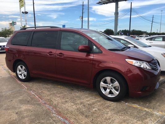 Minivan rented from Hertz for our family vacation.